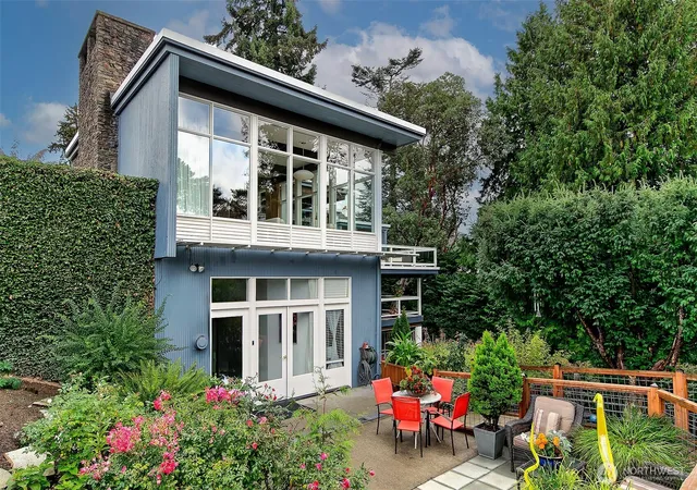 Photo 2 of Mansion for sale at 4221 W Armour St, Seattle, WA 98199 | MLS# NWM2579527 | Listing updated on 2026-09-30