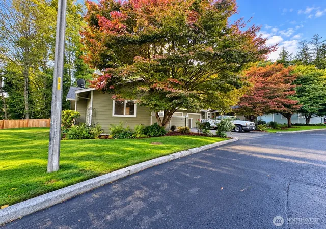 Photo 3 of Townhouse for sale at 911 Nw Leisure Ln, Bremerton, WA 98311 | MLS# NWM2579615 | Listing updated on 2026-09-27