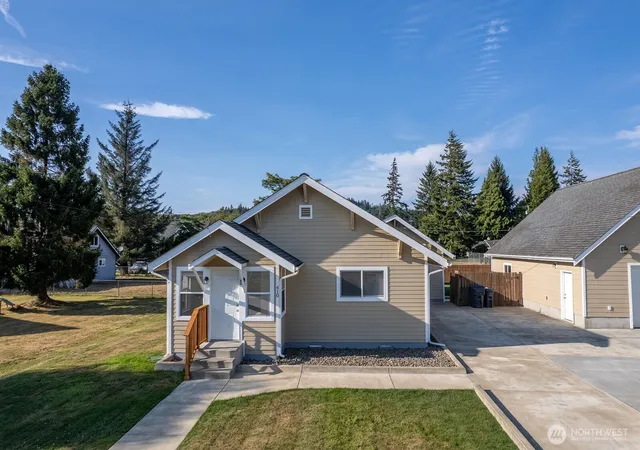 Photo 3 of Single family home for sale at 410 E Scott St, Aberdeen, WA 98520 | MLS# NWM2579649 | Listing updated on 2026-09-29