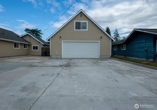 Photo 3 of Single family home for sale at 410 E Scott St, Aberdeen, WA 98520 | MLS# NWM2579649 | Listing updated on 2026-09-29