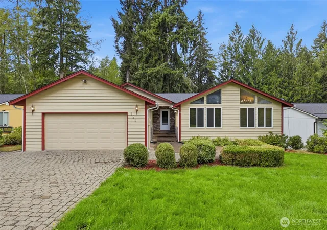 Photo 1 of Single family home for sale at 325 Rollingwood Dr, Kelso, WA 98626 | MLS# NWM2579821 | Listing updated on 2026-09-30