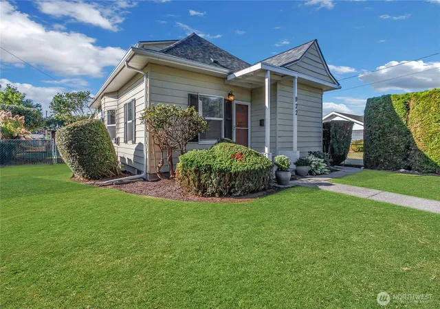 Photo 1 of Single family home for sale at 922 6th Avenue Sw, Puyallup, WA 98371 | MLS# NWM2580565 | Listing updated on 2026-10-01