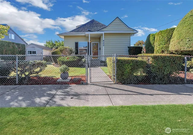 Photo 31 of Single family home for sale at 922 6th Avenue SW, Puyallup, WA 98371 | MLS# NWM2580565 | Listing updated on 2026-10-27