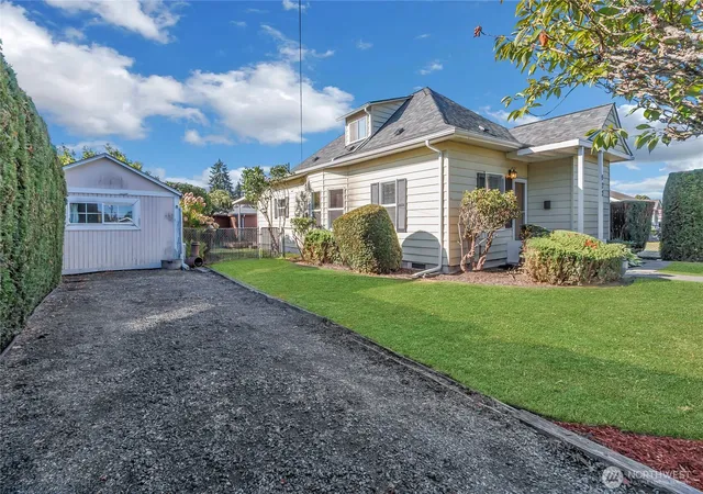 Single family home for sale at 922 6th Avenue SW, Puyallup, WA 98371 | MLS# NWM2580565