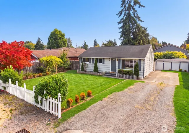 Townhouse for sale at 710 107th Place SW, Everett, WA 98204 | MLS# NWM2582787