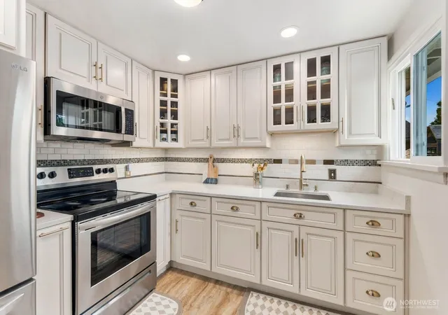 Photo 3 of Townhouse for sale at 710 107th Place SW, Everett, WA 98204 | MLS# NWM2582787 | Listing updated on 2026-09-24