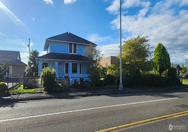 Photo 2 of Single family home for sale at 305 W 1st Street, Aberdeen, WA 98520 | MLS# NWM2583230 | Listing updated on 2026-09-25