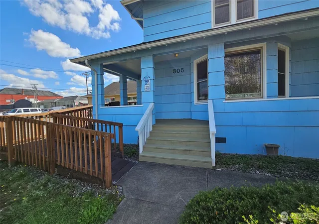 Photo 3 of Single family home for sale at 305 W 1st Street, Aberdeen, WA 98520 | MLS# NWM2583230 | Listing updated on 2026-09-25