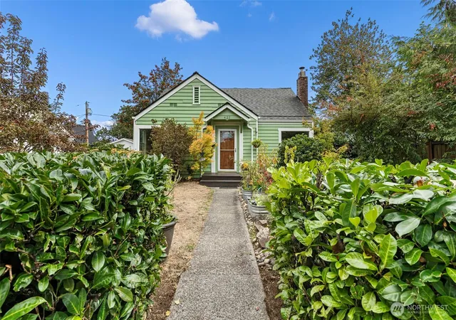Photo 3 of Sale Pending at 422 Plymouth St Nw, Olympia, WA 98502 | MLS# NWM2583478 | Listing updated on 2026-09-24