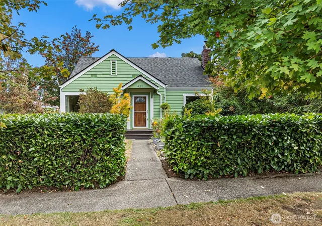 Photo 4 of Sale Pending at 422 Plymouth St NW, Olympia, WA 98502 | MLS# NWM2583478 | Listing updated on 2026-09-24