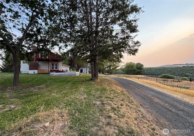 Photo 4 of Single family home for sale at 1701 Reservoir Loop Rd, Selah, WA 98942 | MLS# NWM2583660 | Listing updated on 2026-10-02