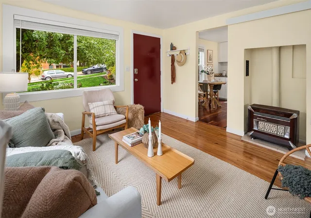 Photo 4 of Sale Pending at 4719 S Pearl St, Seattle, WA 98118 | MLS# NWM2584080 | Listing updated on 2026-09-23