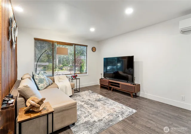Photo 4 of Single family home for sale at 7328 Heinz Pl, Lynnwood, WA 98036 | MLS# NWM2584241 | Listing updated on 2026-09-22