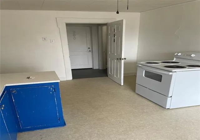 Listing Photo 5 - Condo for sale in building located at 128 W Ridgewood St, Shawnee, OK 74801
