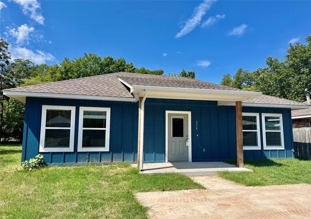 Single family home for sale at 238 S Oak Ave, Shawnee, OK 74801 | MLS# 1217293