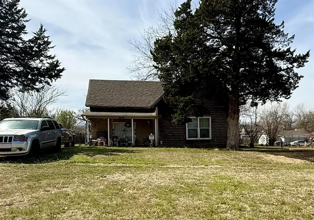 Photo 1 of Single family home for sale at 1002 S 6th Street, Chickasha, OK 73018 | MLS# 1219788 | Listing updated on 2026-09-17
