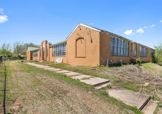 Photo 4 of Single family home for sale at 100 E Foreman St, El Reno, OK 73036 | MLS# 1226364 | Listing updated on 2026-09-09