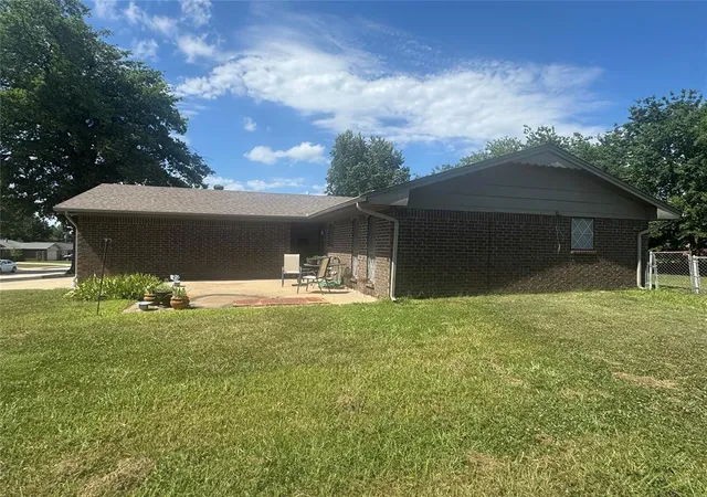 Photo 3 of Single family home for sale at 817 Glenwood Dr, Yukon, OK 73099 | MLS# 1234492 | Listing updated on 2026-10-18
