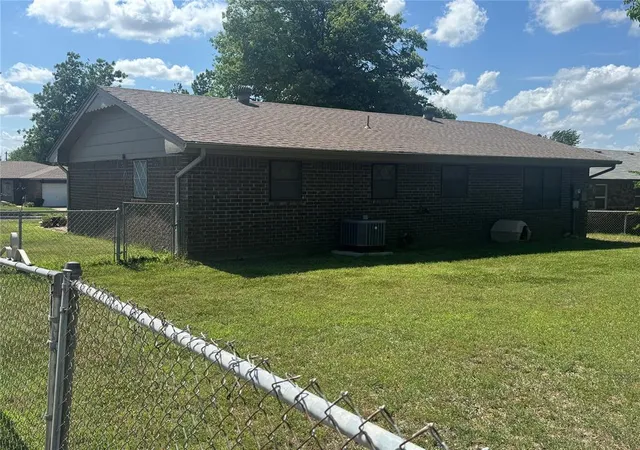 Photo 3 of Single family home for sale at 817 Glenwood Dr, Yukon, OK 73099 | MLS# 1234492 | Listing updated on 2026-10-18