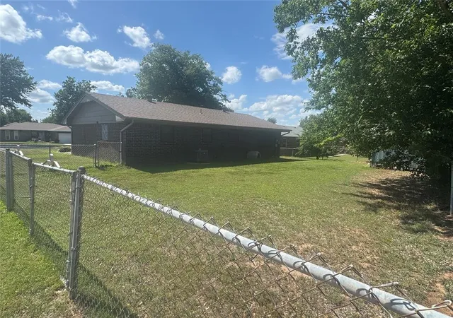 Photo 4 of Single family home for sale at 817 Glenwood Dr, Yukon, OK 73099 | MLS# 1234492 | Listing updated on 2026-10-18