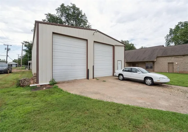 Photo 2 of Sale Pending at 610 W Choctaw St, Lindsay, OK 73052 | MLS# 1238124 | Listing updated on 2026-09-09