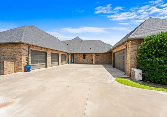 Photo 2 of Mansion for sale at 2567 Loblolly Ln, Edmond, OK 73012 | MLS# 1241126 | Listing updated on 2026-09-17