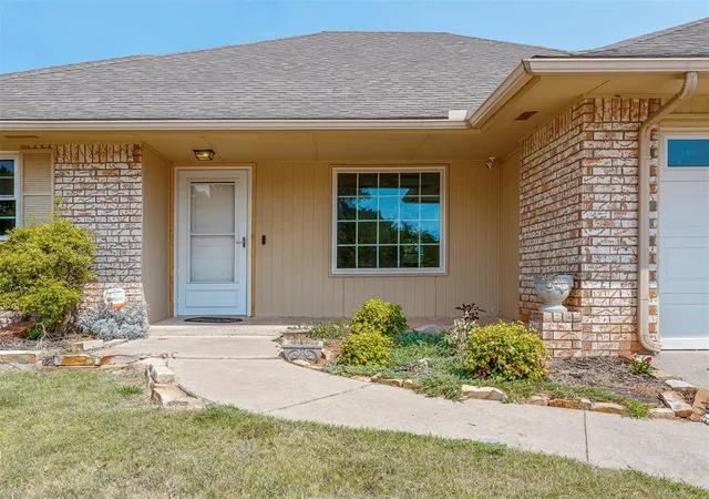 Photo 3 of Single family home for sale at 1520 Winding Crk Rd, Moore, OK 73160 | MLS# 1242732 | Listing updated on 2026-09-17