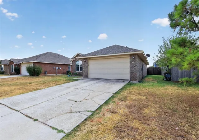 Photo 3 of Single family home for sale at 332 W Tecumseh Meadows Dr, Norman, OK 73069 | MLS# 1245783 | Listing updated on 2026-09-18
