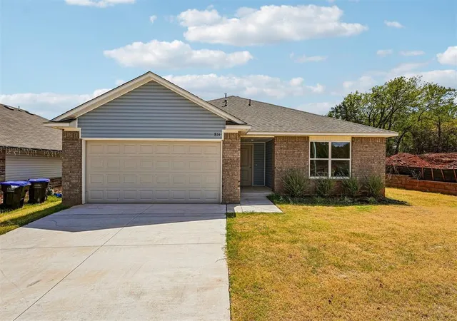 Photo 3 of Single family home for sale at 814 Twin Lakes Dr, Noble, OK 73068 | MLS# 1246473 | Listing updated on 2026-09-16