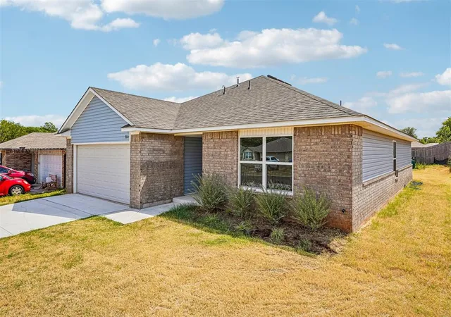 Photo 4 of Single family home for sale at 814 Twin Lakes Dr, Noble, OK 73068 | MLS# 1246473 | Listing updated on 2026-09-16