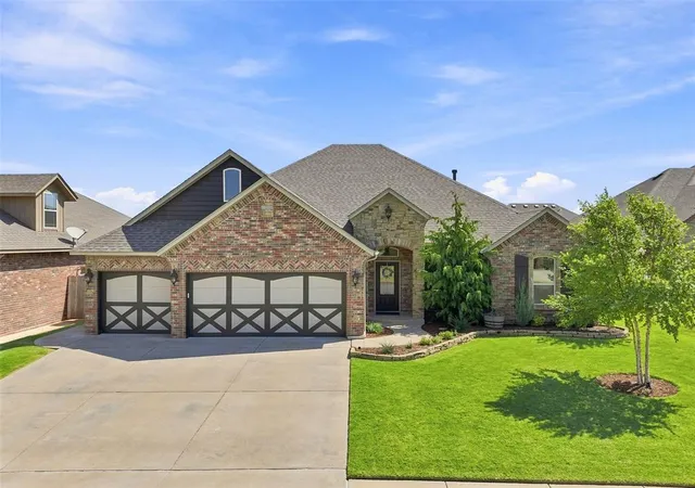 Single family home for sale at 6400 Bent Wood Dr, Oklahoma City, OK 73169 | MLS# 1247320