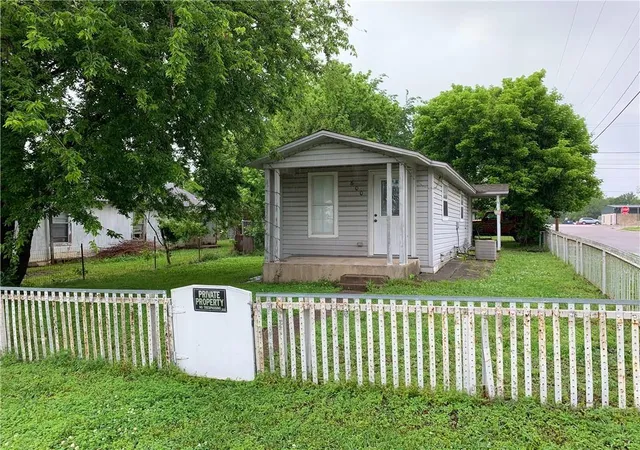 Photo 2 of Single family home for sale at 600 W Russell Ave, Seminole, OK 74868 | MLS# 1247384 | Listing updated on 2026-09-24