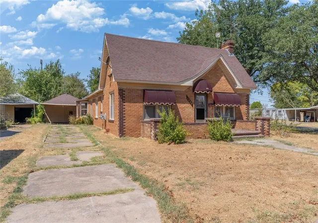 Photo 2 of Single family home for sale at 1402 S 19th Street, Chickasha, OK 73018 | MLS# 1247608 | Listing updated on 2026-09-23