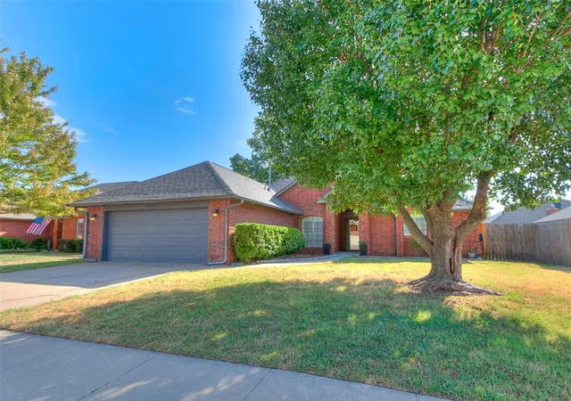 Photo 2 of Sale Pending at 18404 Chestnut Oak Dr, Edmond, OK 73012 | MLS# 1248100 | Listing updated on 2026-10-08