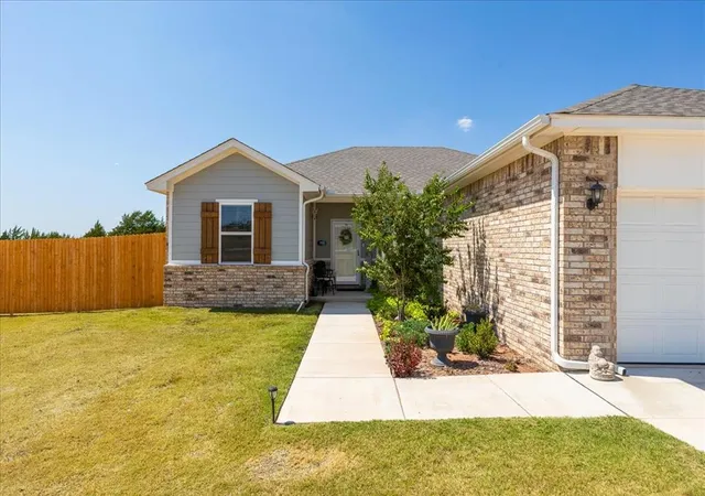 Photo 2 of Sale Pending at 504 Evergreen Way, Guthrie, OK 73044 | MLS# 1248225 | Listing updated on 2026-09-18