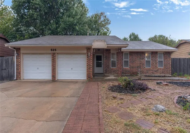 Photo 1 of Single family home for sale at 525 Holly Hl Rd, Edmond, OK 73003 | MLS# 1248778 | Listing updated on 2026-09-17