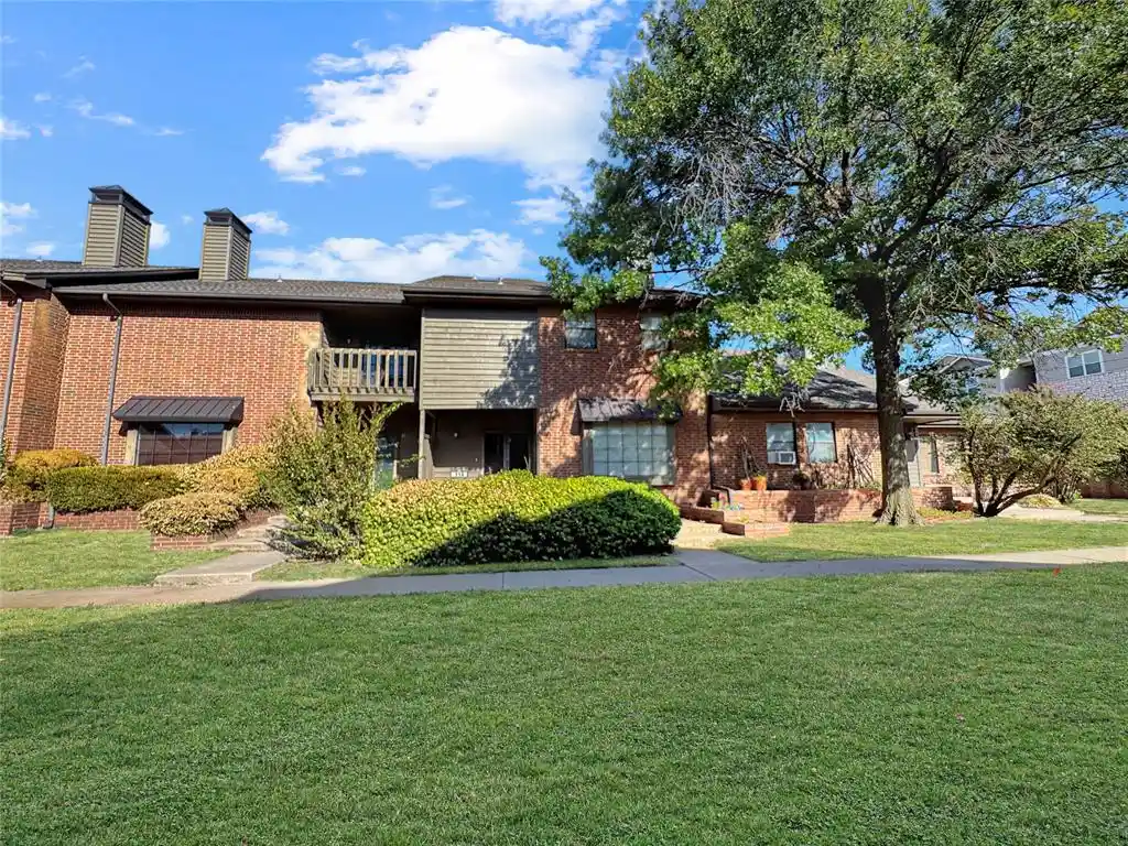 Listing Photo 2 - Condo for sale in 11300 N Pennsylvania Ave located at 11300 N Pennsylvania Ave, Oklahoma, OK 73120 - Unit #112