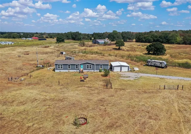 Single family home for sale at 10655 192nd Street, Lindsay, OK 73052 | MLS# 1249336