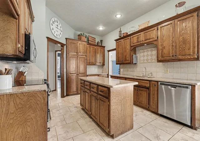 Photo 3 of Single family home for sale at 501 Copperfield Dr, Edmond, OK 73003 | MLS# 1249371 | Listing updated on 2026-09-17