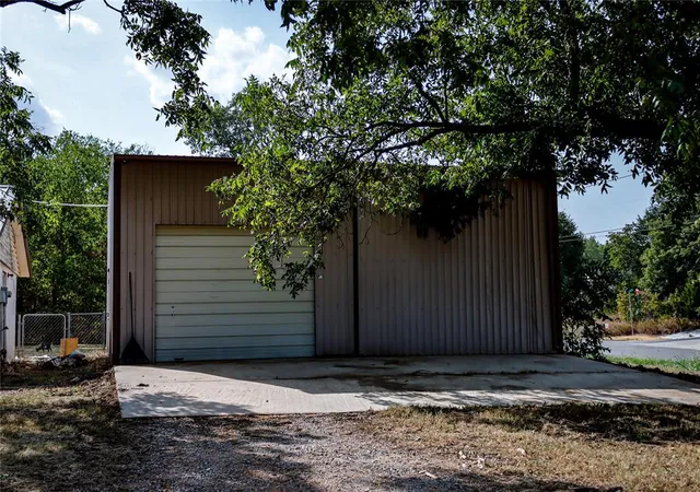 Photo 2 of Single family home for sale at 30581 Parkwood Rd, Mc Loud, OK 74851 | MLS# 1249835 | Listing updated on 2026-09-18