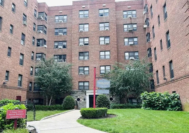 Sale Pending at 2 Fisher Dr, Mount Vernon, NY 10552 | MLS# M419756 | Listing updated on 2026-09-18