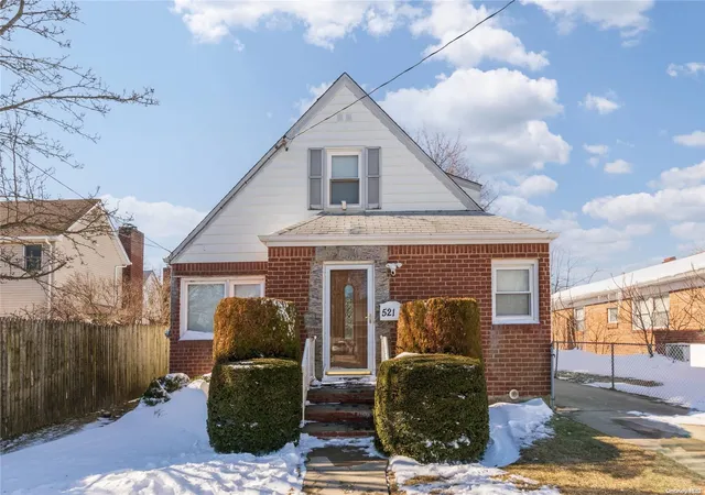 Photo 2 of Sale Pending at 521 S 12th St, New Hyde Park, NY 11040 | MLS# L3373425 | Listing updated on 2026-09-18