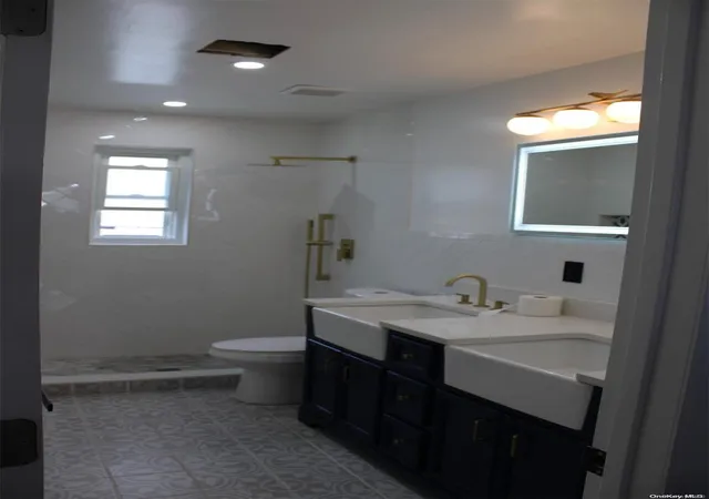 Photo 3 of Sale Pending at 184 15 Henderson Ave, Hollis, NY 11423 | MLS# L3477560 | Listing updated on 2026-09-18