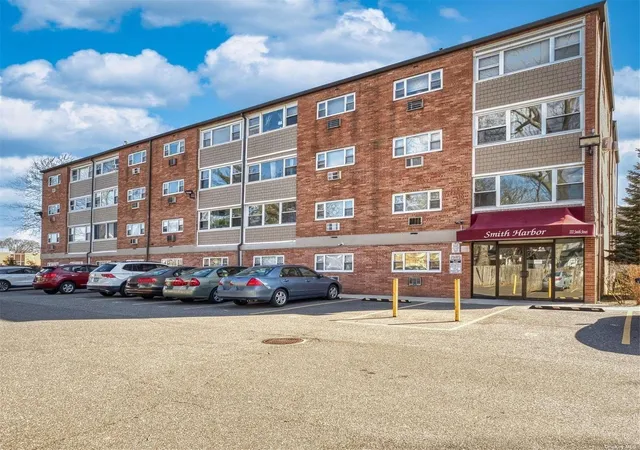 Photo 1 of Sale Pending at 222 Smith St #3C, Hempstead, NY 11520 | MLS# L3524924 | Listing updated on 2026-09-18