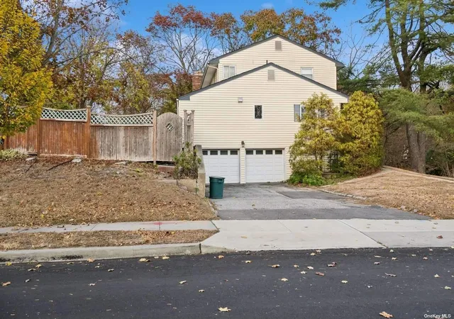 Photo 3 of Sale Pending at 1 Squire Ln, Kings Park, NY 11754 | MLS# L3591524 | Listing updated on 2026-09-18