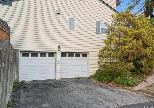 Photo 4 of Sale Pending at 1 Squire Ln, Kings Park, NY 11754 | MLS# L3591524 | Listing updated on 2026-09-18