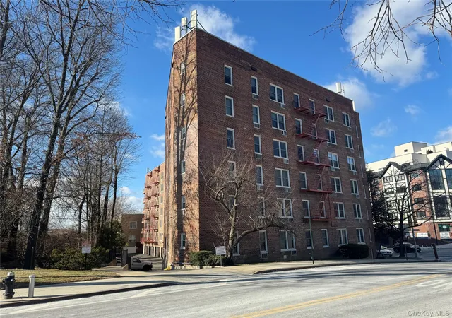 Photo 4 of Sale Pending at 241-20 Northern Blvd #6H, New York, NY 11363 | MLS# 815200 | Listing updated on 2026-09-16