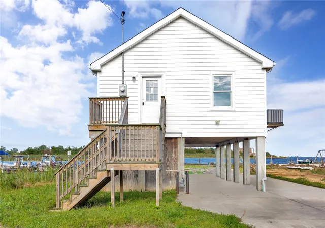 Photo 1 of Sale Pending at 823 Venetian Blvd, Lindenhurst, NY 11757 | MLS# 833159 | Listing updated on 2026-09-18