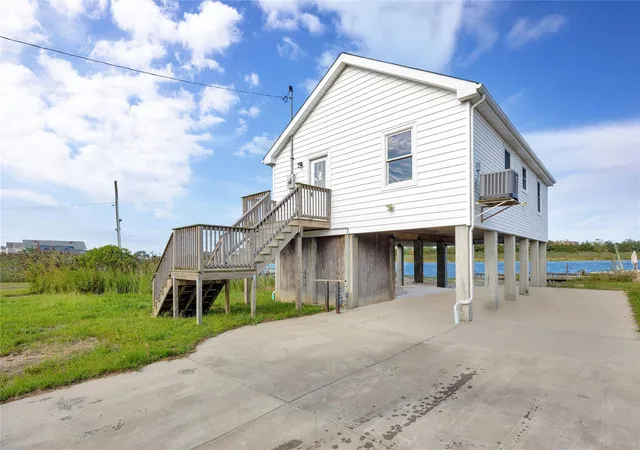 Photo 2 of Sale Pending at 823 Venetian Blvd, Lindenhurst, NY 11757 | MLS# 833159 | Listing updated on 2026-09-18