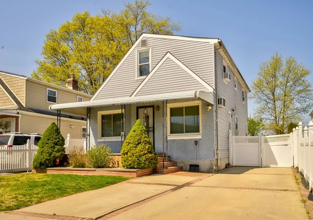Photo 3 of Sale Pending at 25 Virginia Dr, Elmont, NY 11003 | MLS# 846537 | Listing updated on 2026-09-18